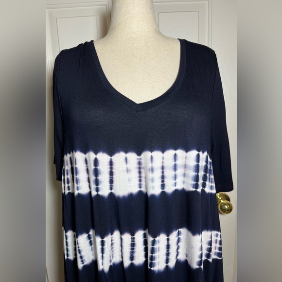 Lane Bryant Navy & White Tie-Dye Short Sleeve Swing Tunic - Picture 2 of 10